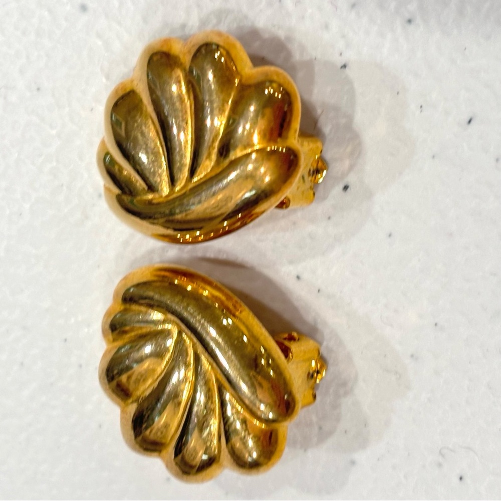 Vintage DARLA Gold tone Chunky swirl Shell earrings‎ clip on Signed